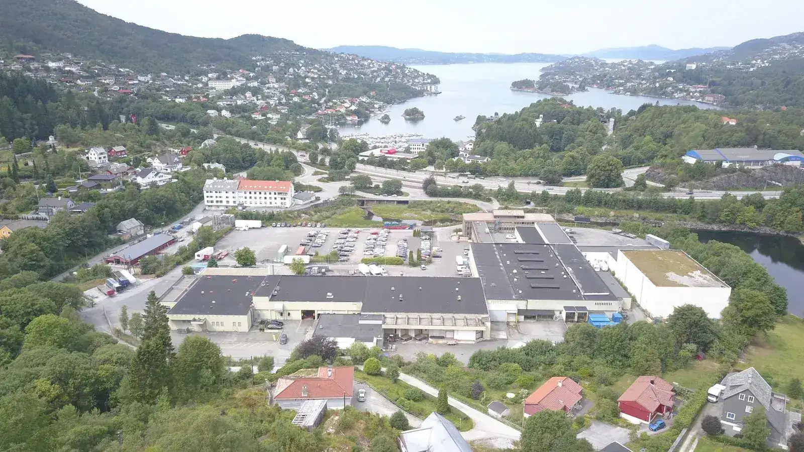Bergen fra fjellet i kveldslys